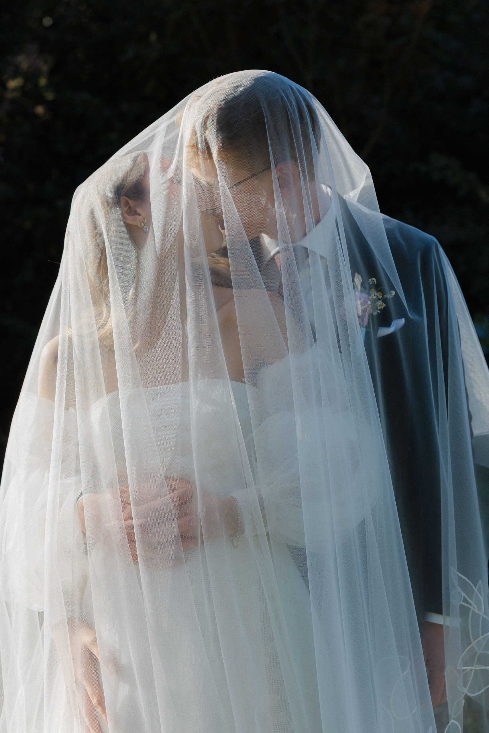 digital wedding photography, couple kissing under veil, Evelina Katarzyński
